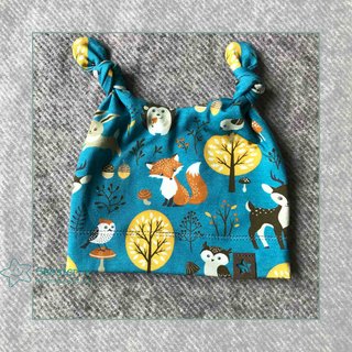 Hebstmützchen mit Tieren im Wald