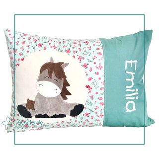 handgenähtes Kinderkissen mit gesticktem Namen und Esel 2