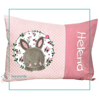 handgenähtes Kinderkissen mit gesticktem Namen und Haase 2