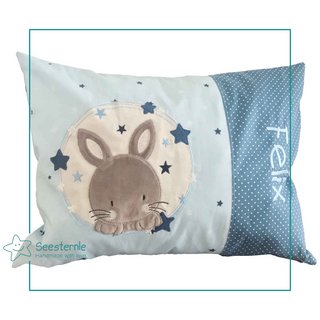 handgenähtes Kinderkissen mit gesticktem Namen und Haase 1