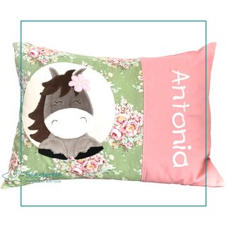 handgenähtes Kinderkissen mit gesticktem Namen und Esel 1